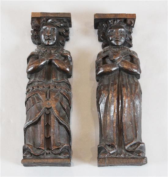 A pair of 18th century carved oak corbels, 14.5in.